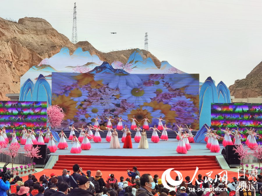 第38屆蘭州桃花旅游節(jié)開幕式上的舞蹈表演。 人民網(wǎng) 高翔攝
