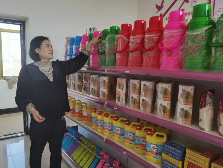西峰區(qū)后官寨鎮(zhèn)帥堡村“巾幗家美積分超市”工作人員在整理物品。 通訊員 翟娜娜 攝