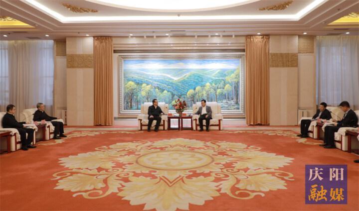黃澤元與長(zhǎng)慶油田分公司執(zhí)行董事、黨委書記李戰(zhàn)明和總經(jīng)理、黨委副書記余浩杰一行座談