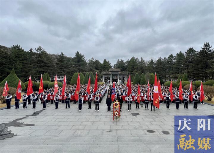 【加強(qiáng)未成年人思想道德建設(shè)】慶陽一中組織2021級全體師生赴南梁開展研學(xué)旅行實踐活動