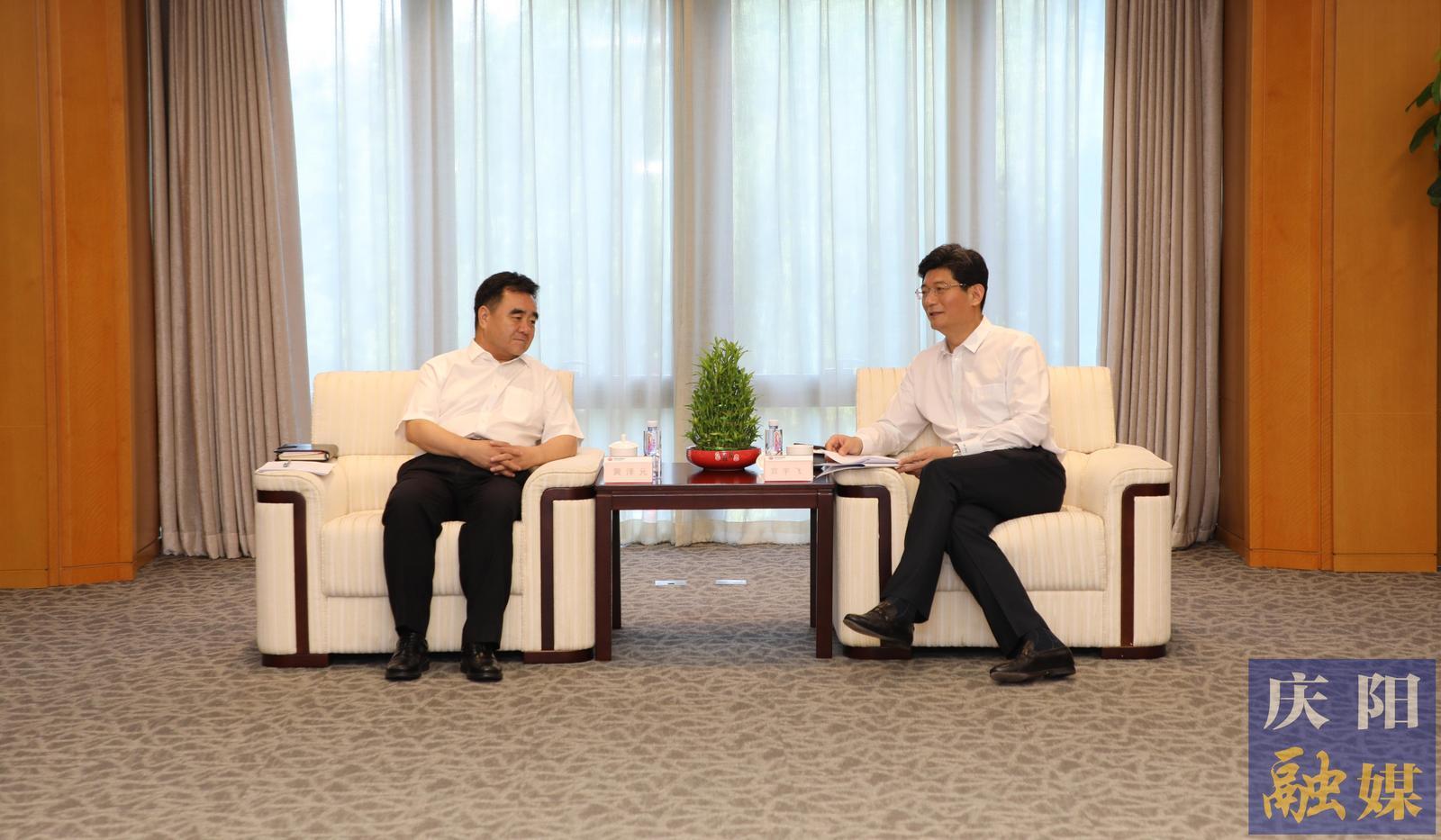 黃澤元在京與龍?jiān)措娏瘓F(tuán)黨委書記、董事長宮宇飛座談