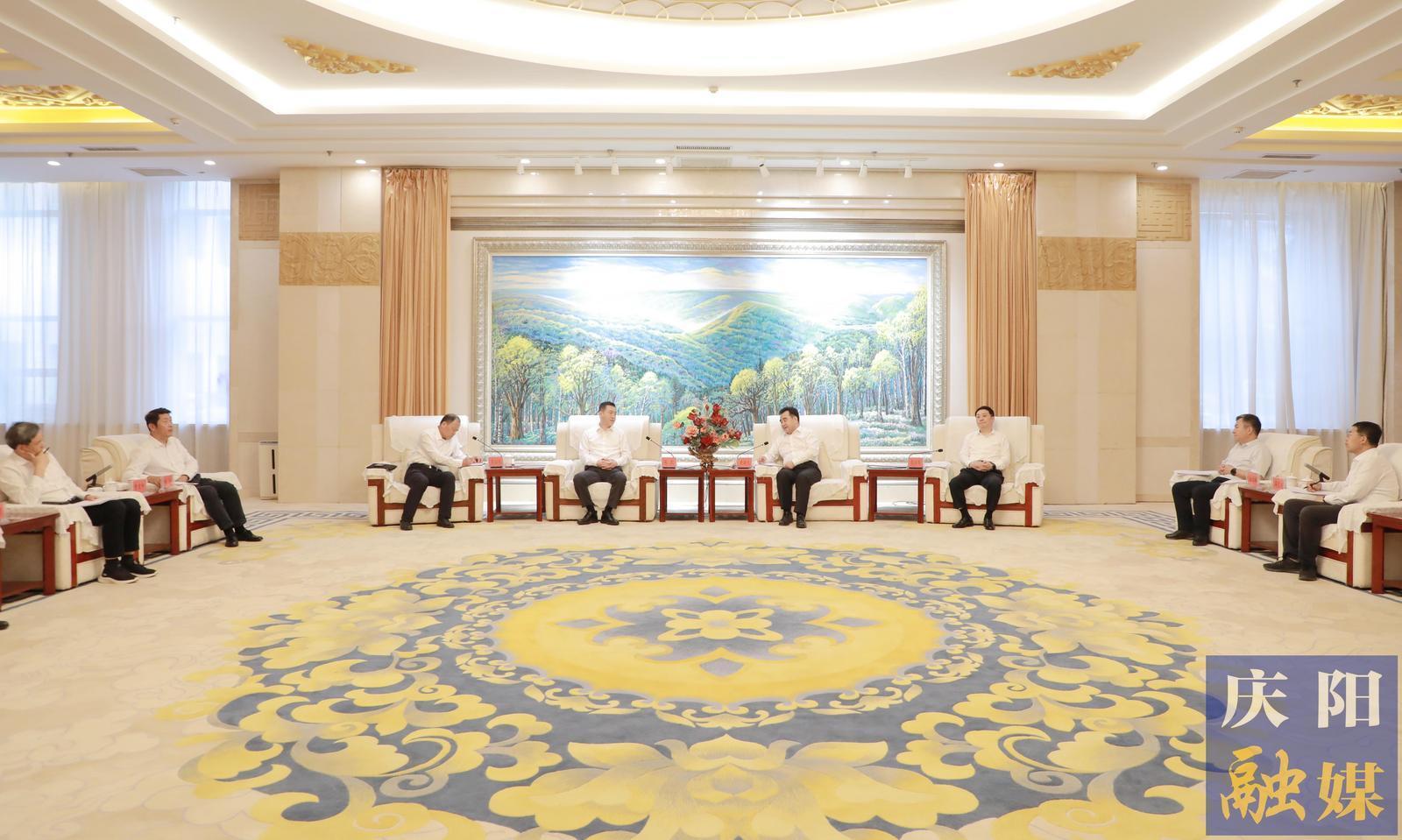 黃澤元周繼軍與國家郵政局副局長陳凱及郵政快遞企業(yè)總部負責人一行座談