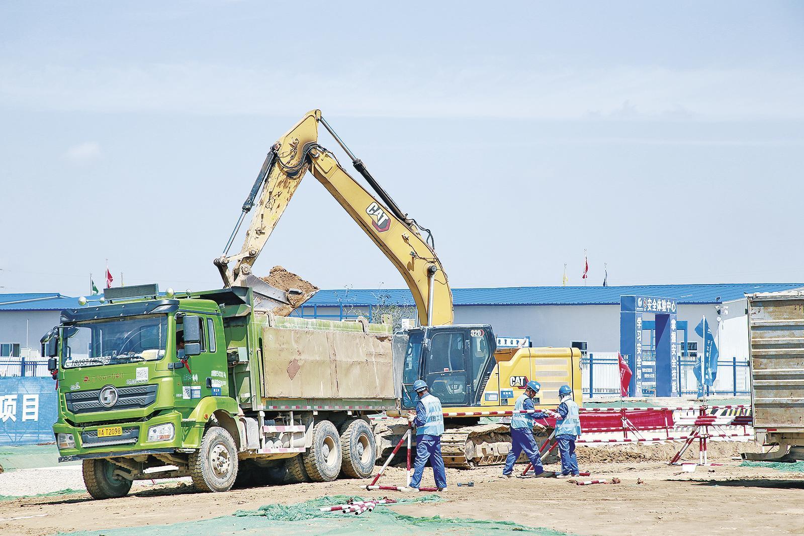 近日，位于寧縣早勝鎮(zhèn)的甘能化（慶陽(yáng)）2×660MW煤電項(xiàng)目建設(shè)如火如荼。